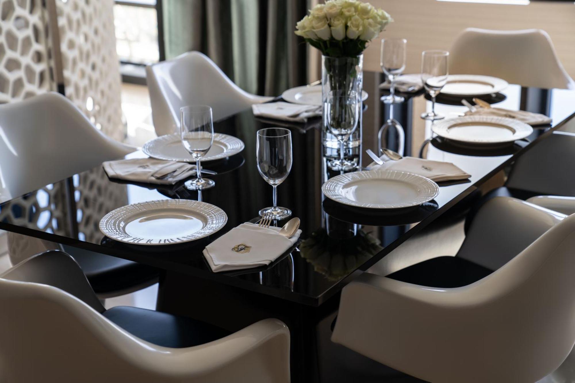Fairmont Riyadh Ngoại thất bức ảnh A table set for a formal dinner