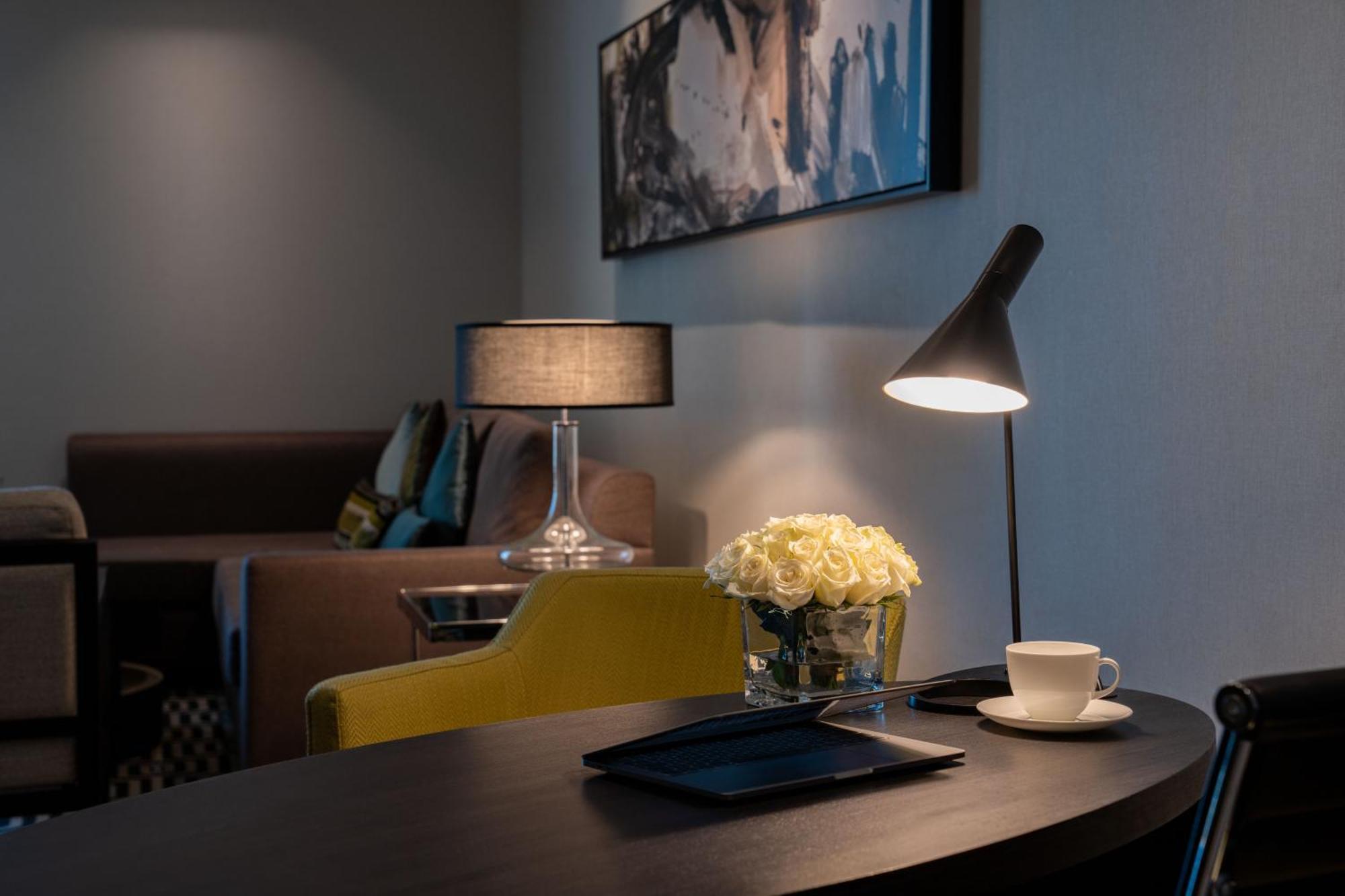 Fairmont Riyadh Ngoại thất bức ảnh A table lamp