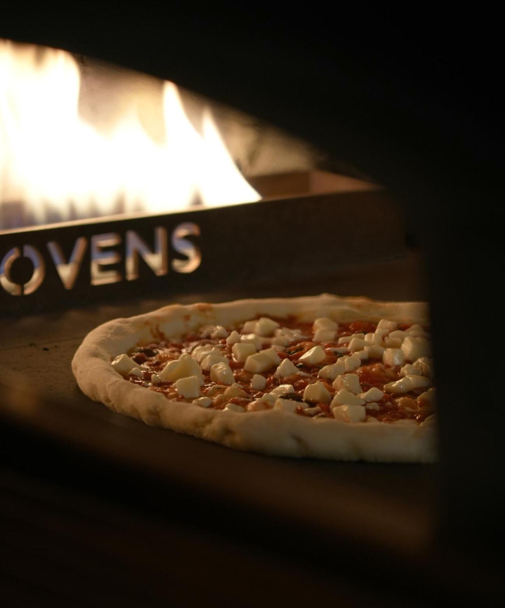 Fairmont Riyadh Ngoại thất bức ảnh A pizza in a wood-fired oven