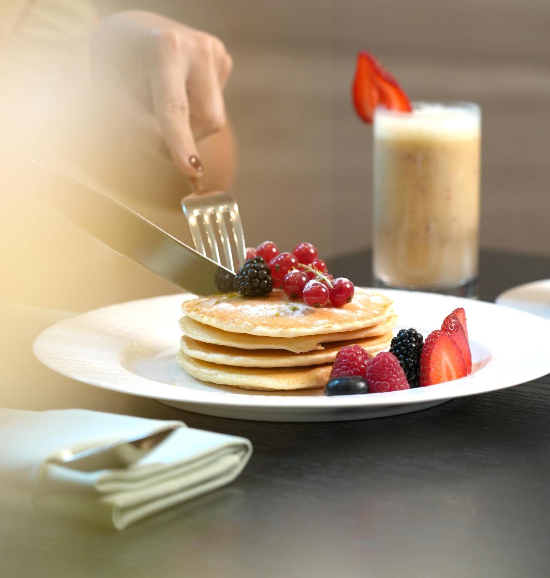 Fairmont Riyadh Ngoại thất bức ảnh A stack of pancakes with fruit