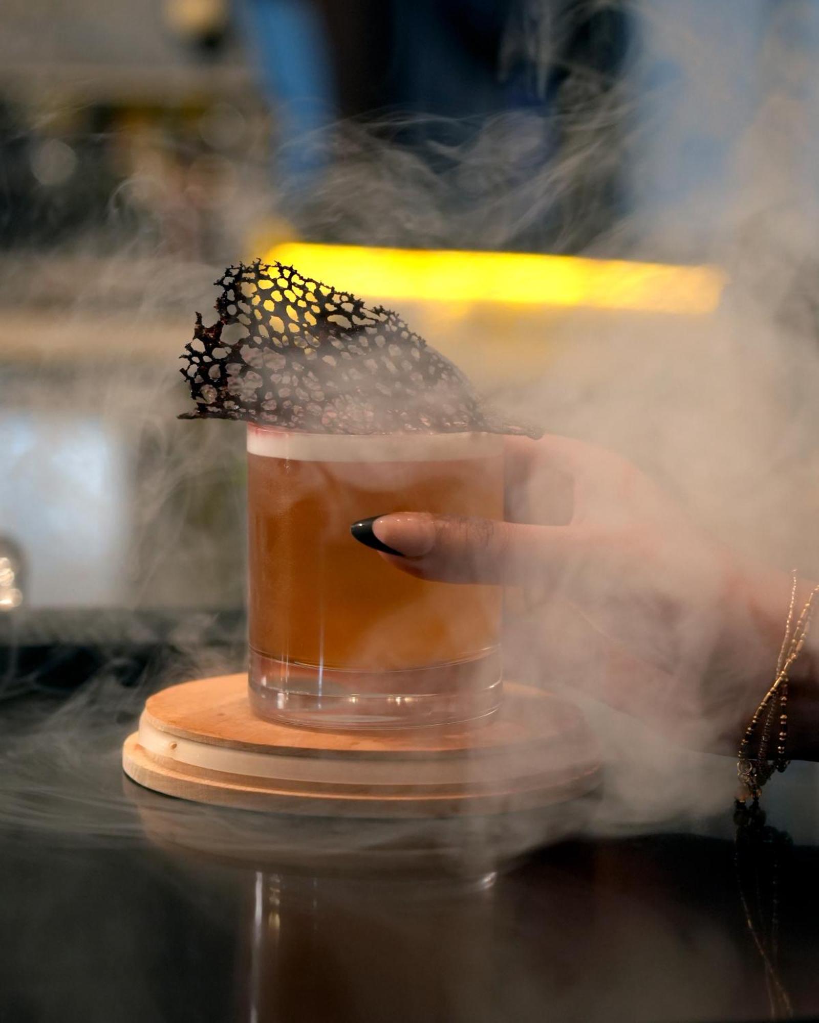 Fairmont Riyadh Ngoại thất bức ảnh A smoked Old Fashioned