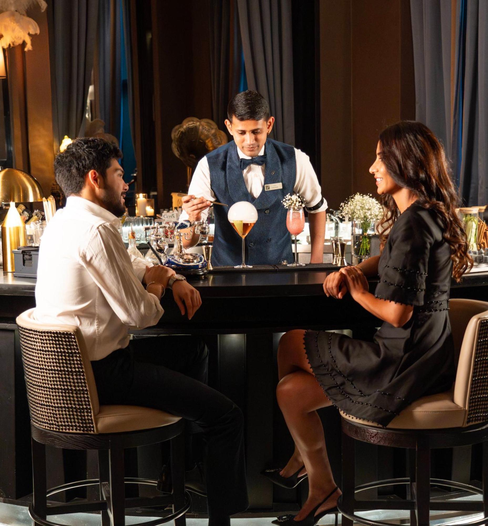 Fairmont Riyadh Ngoại thất bức ảnh A bartender serving drinks