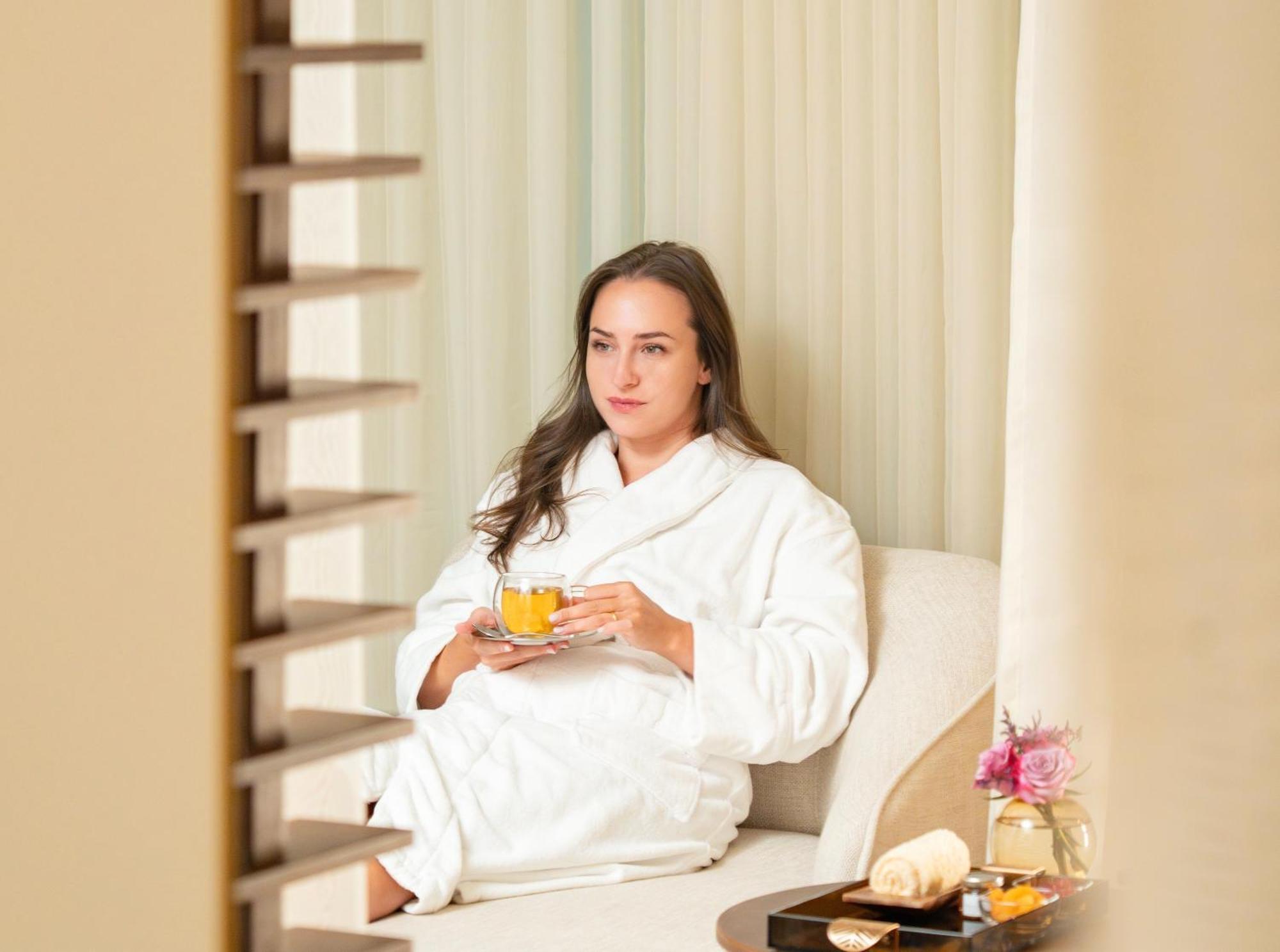 Fairmont Riyadh Ngoại thất bức ảnh A woman wearing a bathrobe