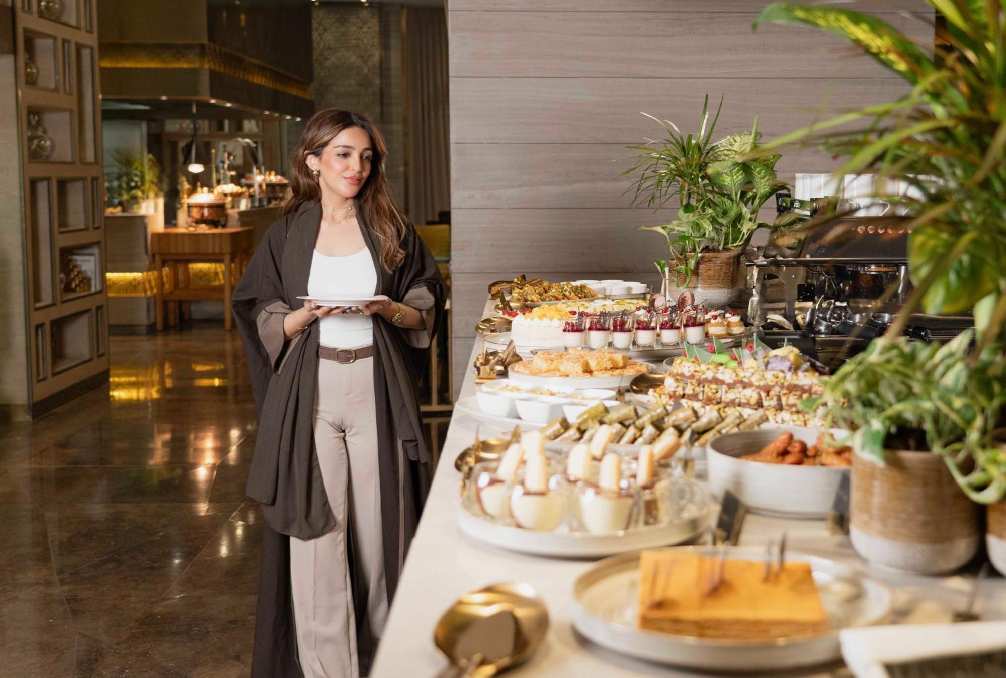 Fairmont Riyadh Ngoại thất bức ảnh A woman wearing an abaya