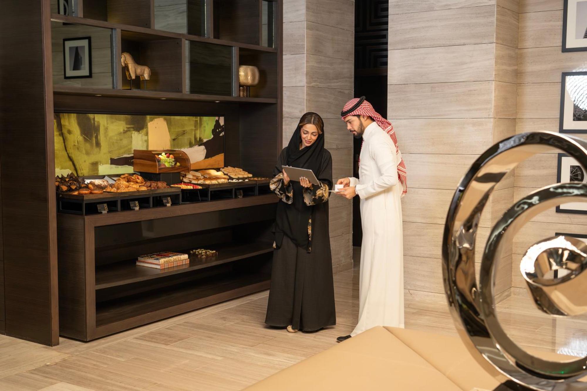 Fairmont Riyadh Ngoại thất bức ảnh A couple in traditional Arab clothing